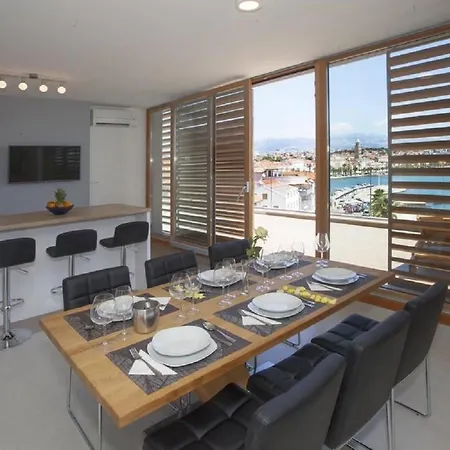 Netflix The Weekend Away Movie Penthouse In Apartment Split